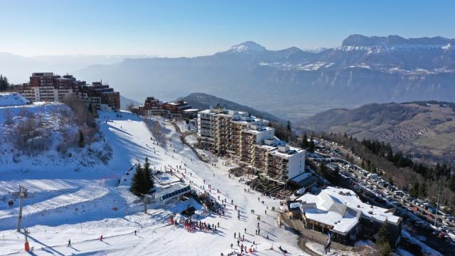 Prapoutel / Les 7 Laux: Uitzicht op de Grésivaudan-vallei en de stad Grenoble vanaf Prapoutel