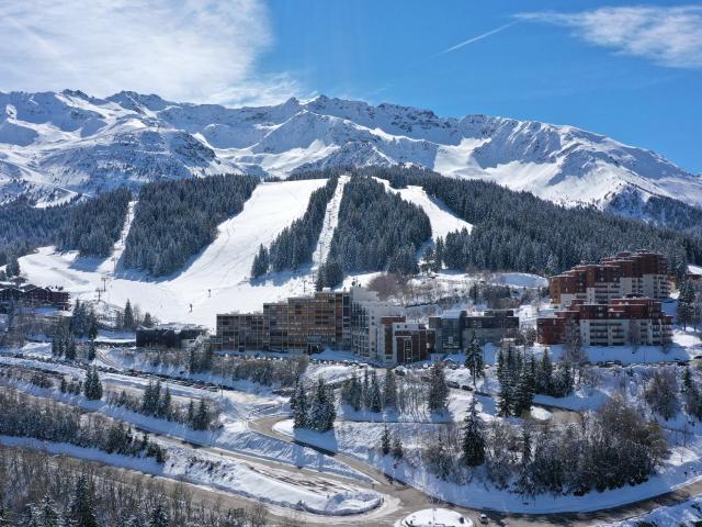Prapoutel / Les 7 Laux - Vue sur la station de Prapoutel et le départ des remontées mécaniques