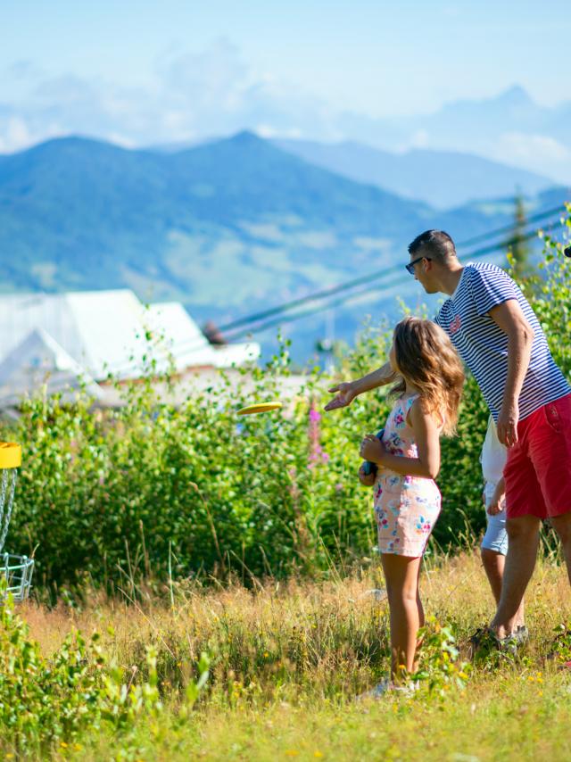 famille jouant au Disc-Golf aux 7 Laux