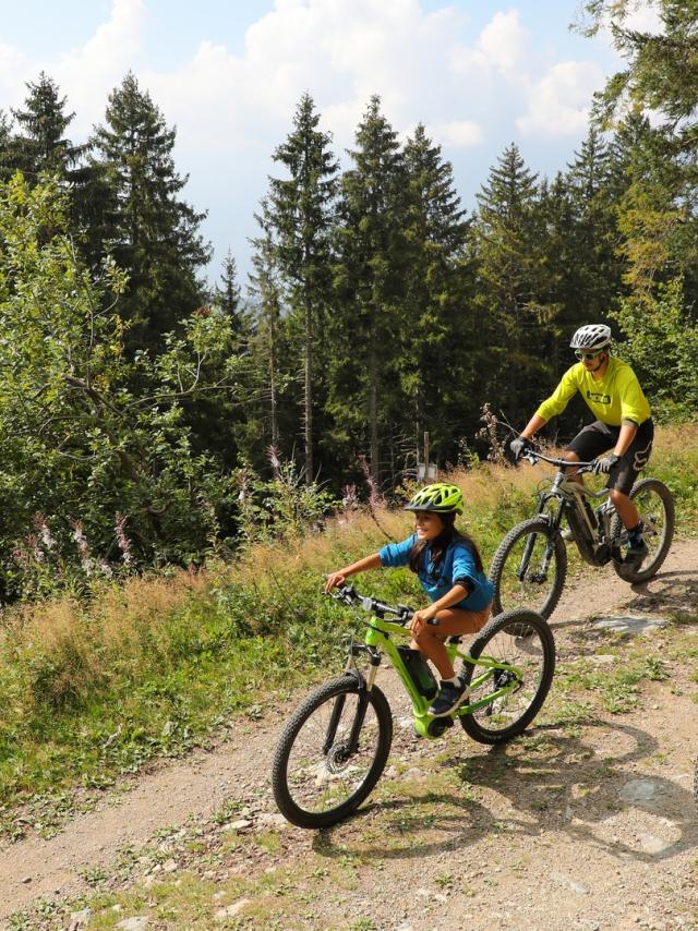 balade en vélo électrique en famille à la station des 7 Laux