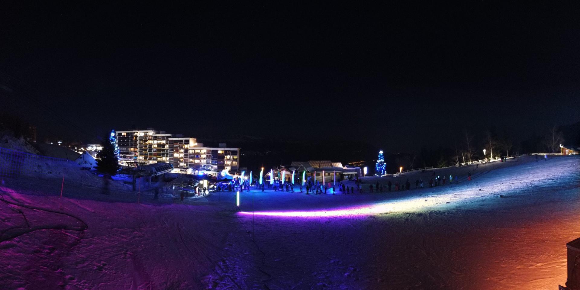 Skiing in a discotheque atmosphere | Les 7 Laux