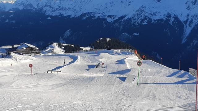h22-snowpark1wiseride.jpg