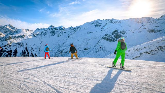 Groep skiërs op een helling bij Les 7 Laux in Isère